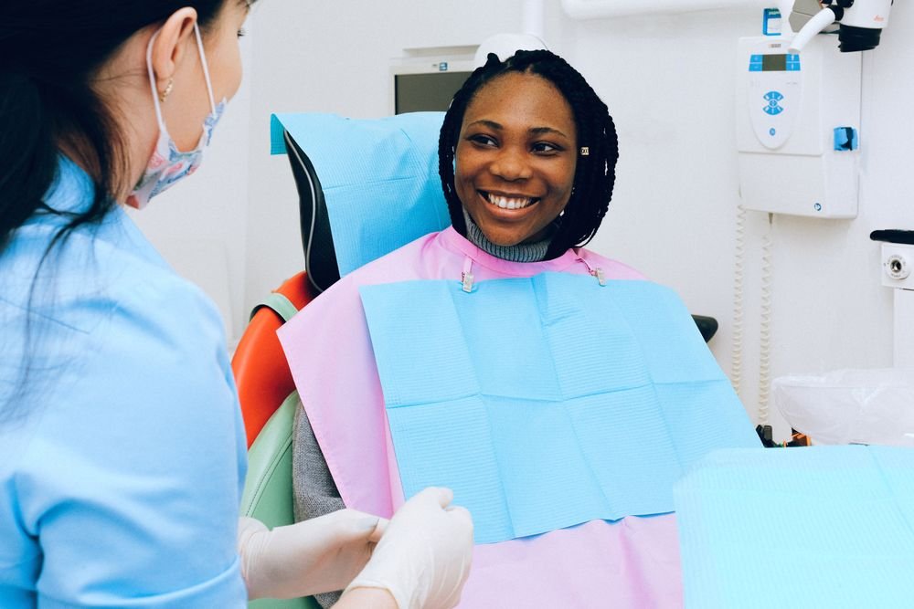 Dr. Samuel Siqueira realizando atendimento no consultório Face Dente
